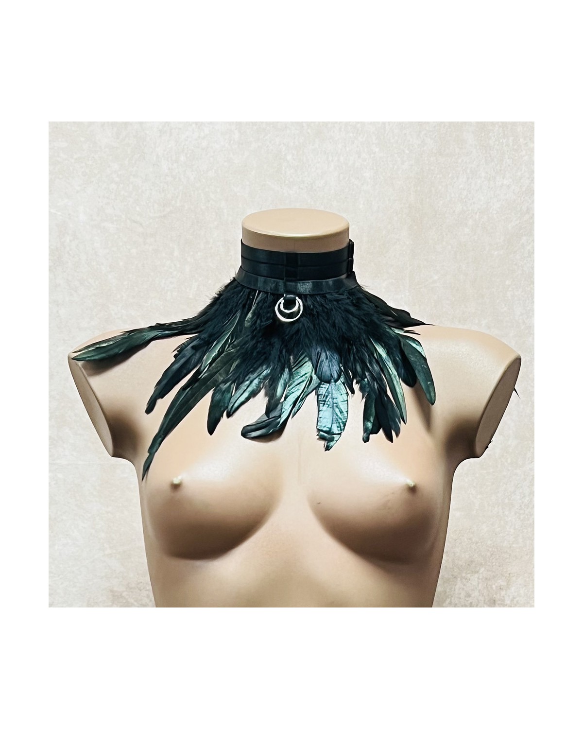 Collier_Ras_De_Cou_Plumes_Naturelles_Anneaux