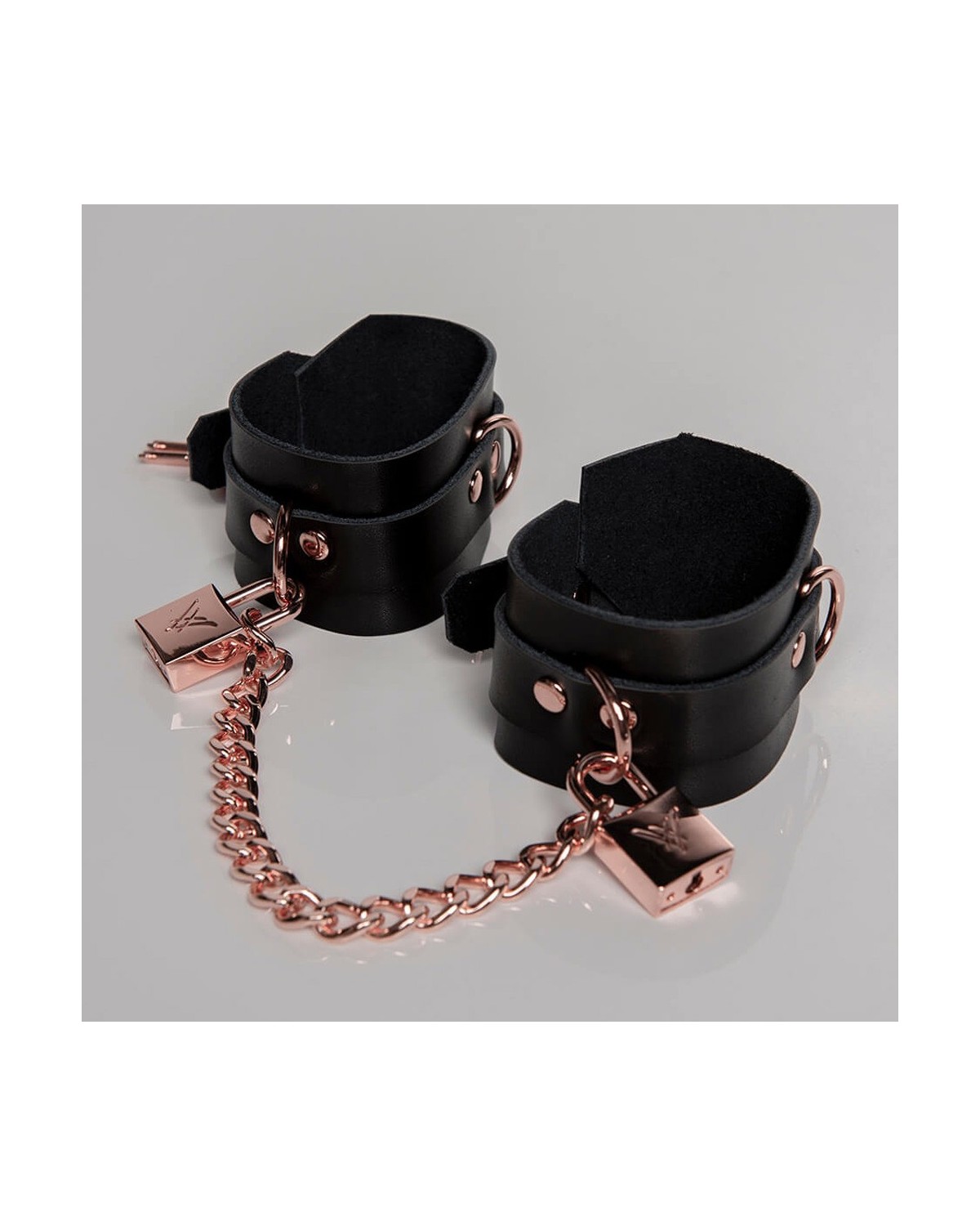 Menottes en Cuir avec Chaîne de Restriction Lock - VoyeurX